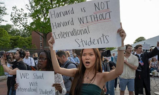 Las medidas del gobierno de Trump han desencadenado protestas a favor de los estudiantes internacionales de Harvard.