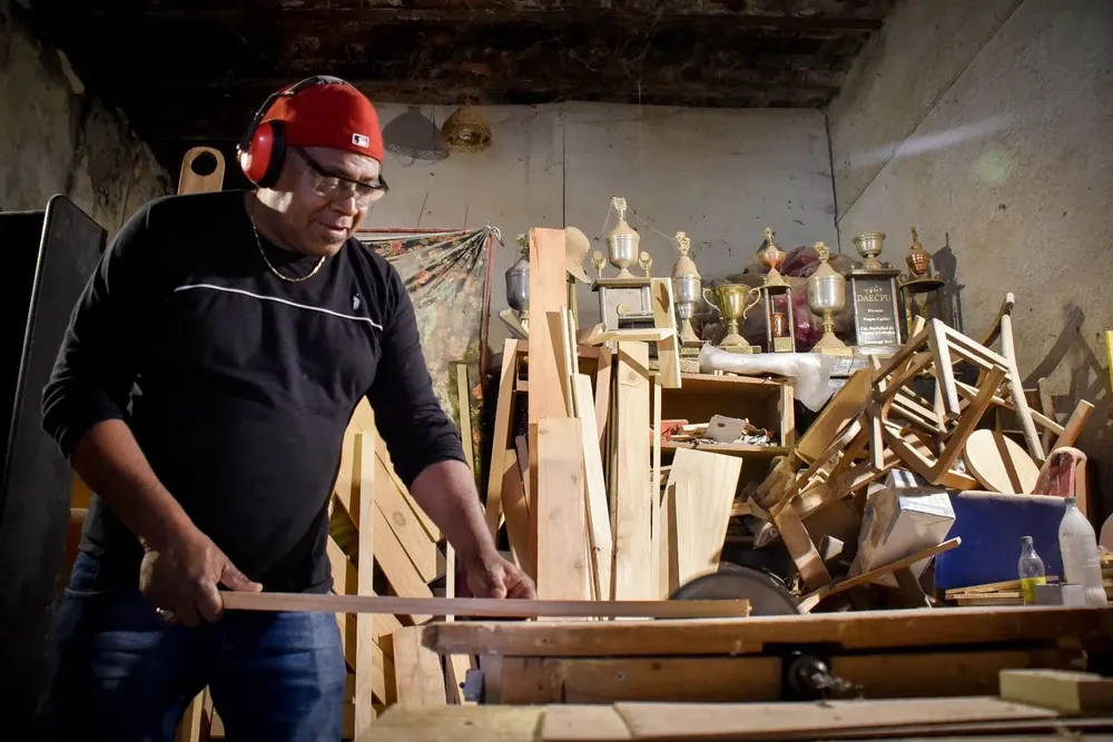 Alfonso Pintos en su carpintería