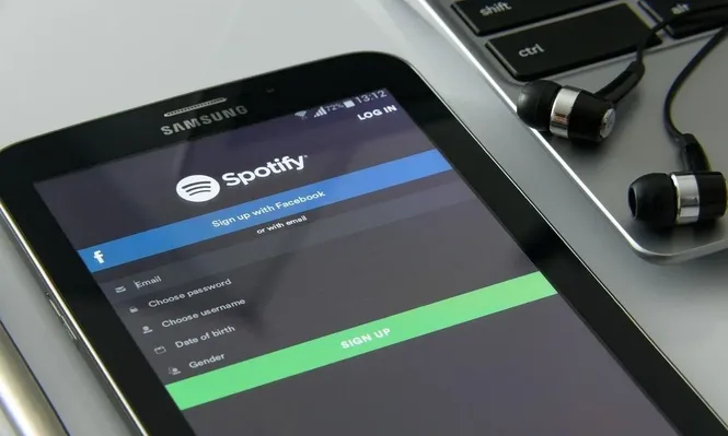 Grupo de artistas pide que se corrija urgente la Rendición para que Spotify siga en el país