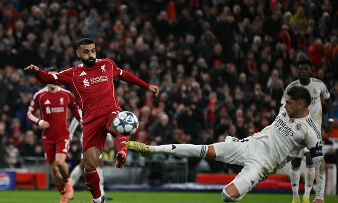 Federico Valverde de Real Madrid marca a Mohamed Salah de Liverpool por la Champions League