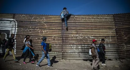 ninos que pasan por agujeros y la desesperacion por cruzar a eeuu