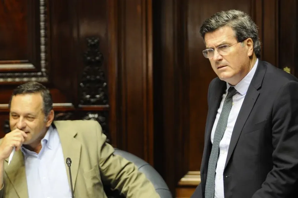 Álvaro Delgado y Pedro Bordaberry durante la discusión de la ley