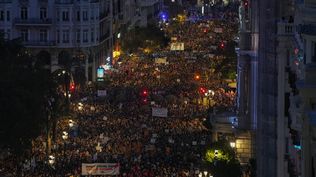 Una manifestación de la izquierda se lleva adelante en Valencia.