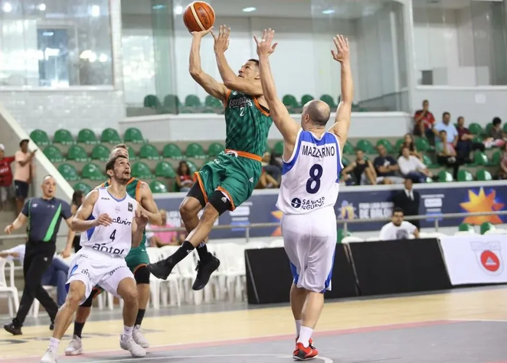 Rigobnerto Mendoza anota entre Cabot y Mazzarino