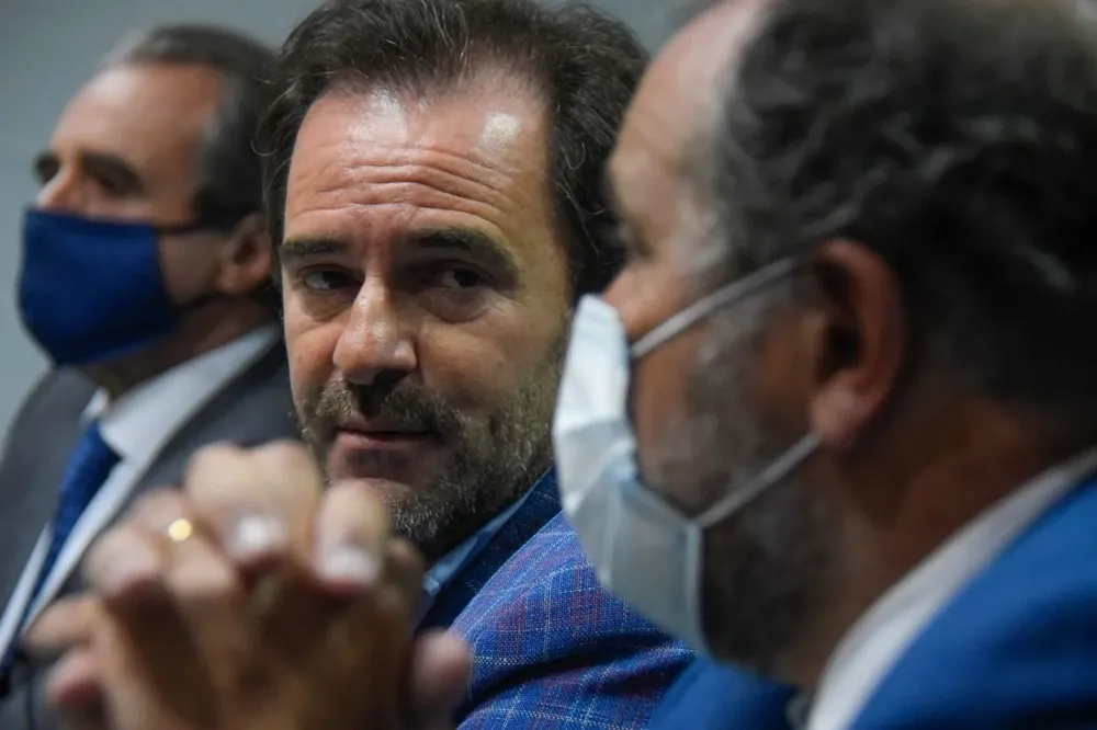 El ministro de Turismo, Germán Cardoso, junto al subsecretario Remo Monzeglio y al intendente de Rocha, Alejo Umpiérrez, este martes en el lanzamiento de un llamado internacional para construir un hotel cinco estrellas con casino en Rocha