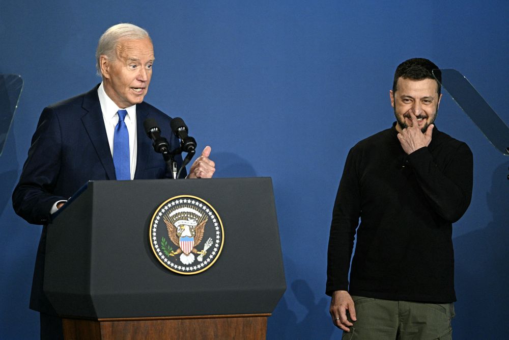 Joe Biden, presidente estadounidense, se corrige después de presentar accidentalmente al presidente de Ucrania, Volodymyr Zelensky, como el presidente de Rusia, Vladimir Putin.