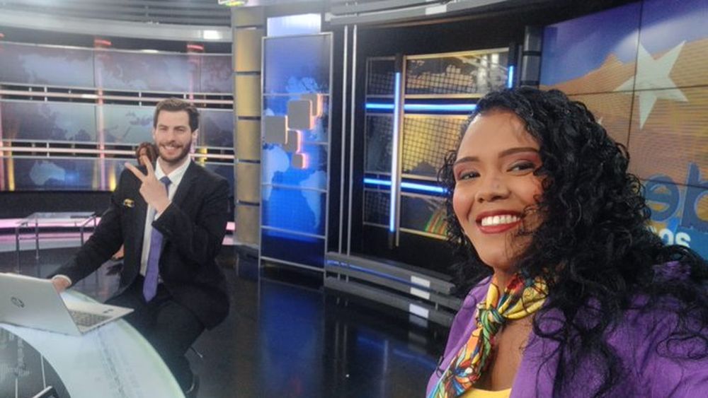 El periodista argentino y su compañera de Telesur, Gladys Quesada.