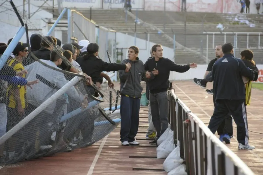 El muro cedió y los heridos son trasladados