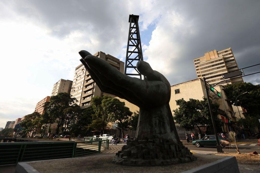 Aunque las empresas petroleras todavía no han concretado su salida del mercado venezolano, el inminente cese de sus operaciones en el país ya está afectando a la economía local.