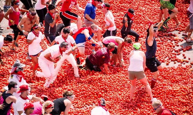 Buñol en plena batalla de tomates en su fiesta más esperada.