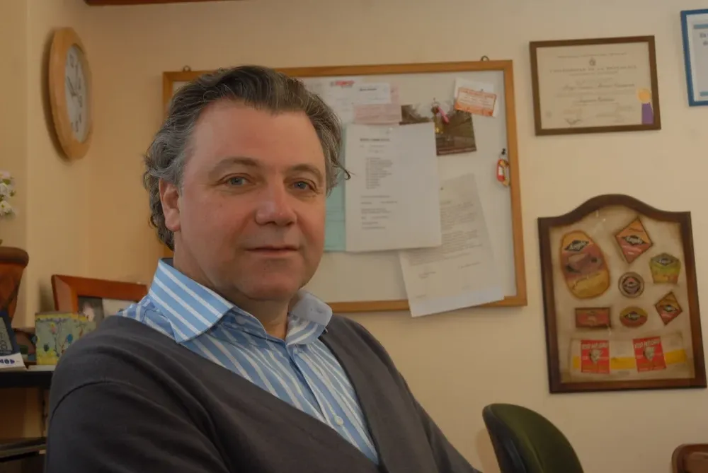 Ferrari y su equipo superaron el obstáculo del fuerte aroma de la marcela en cremas