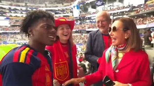 El streamer estadounidense Speed conversa con Ana Botín, la presidenta del Banco Santander, en un momento del partido España-Francia.&nbsp;