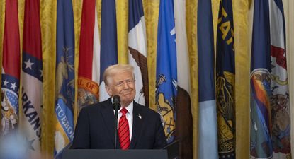 Trump le tuerce el brazo a importante estudio de abogados, que acepta eliminar políticas DEI y ofrecer asesoramiento a causas MAGA