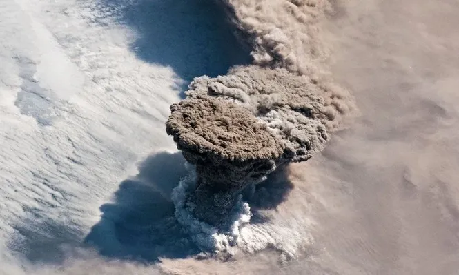 Así se ve la erupción de un volcán desde el espacio