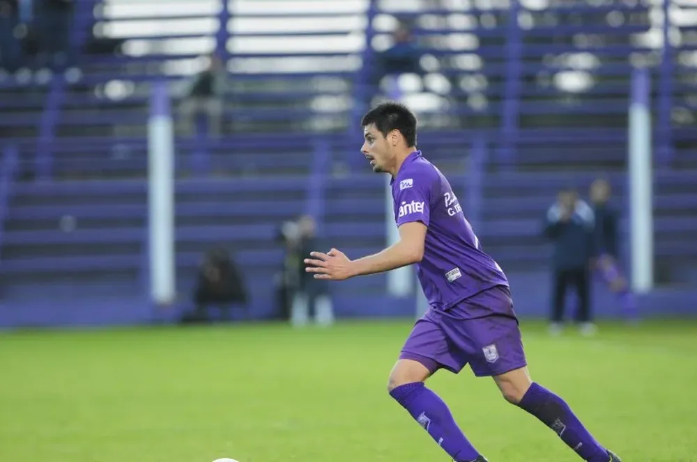 Guillermo De los Santos terminó lesionado en la rodilla