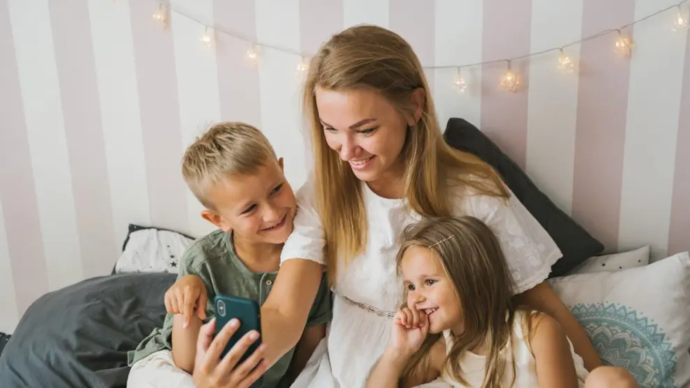 Familia usando un teléfono móvil