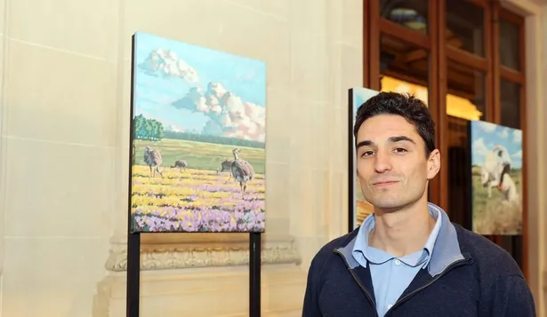 Andrés junto a su obra, la ganadora del concurso Sembrando Arte 2023.