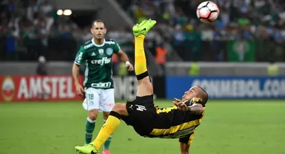 Guzmán Pereira ejecuta una chilena