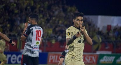 Matías Arezo de Peñarol celebra su gol ante Miramar Misiones por el Torneo Clausura