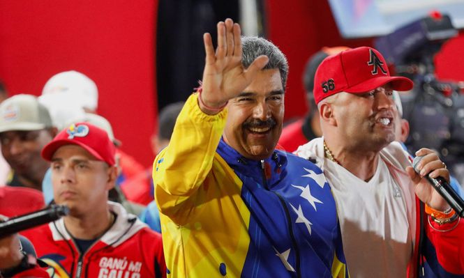 El presidente de Venezuela, Nicolás Maduro, celebra la victoria de su tercer mandato en las elecciones presidenciales, en Caracas, Venezuela.