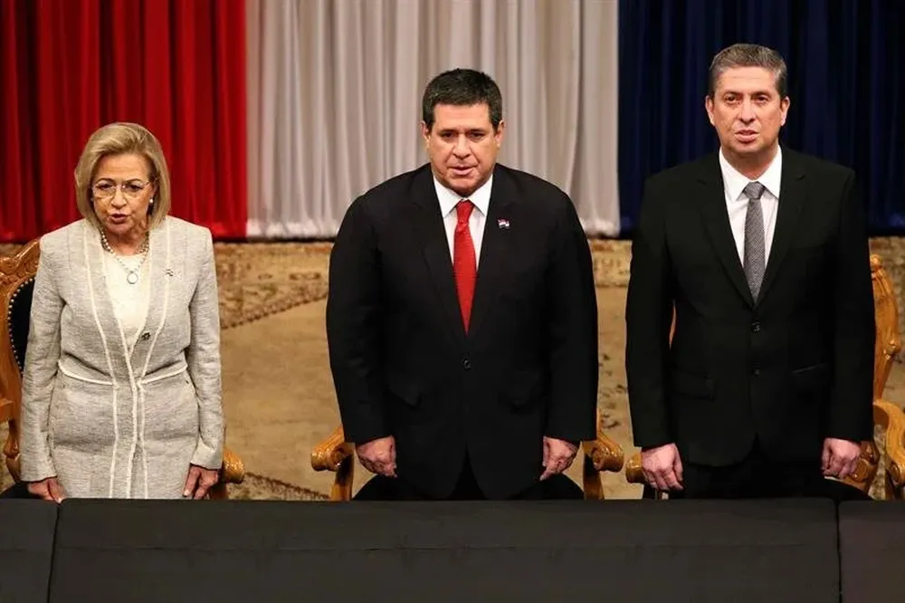 El presidente de Paraguay, Horacio Cartes; la vicepresidenta de Paraguay, Alicia Pucheta; y el presidente del Tribunal Superior de Justicia Electoral