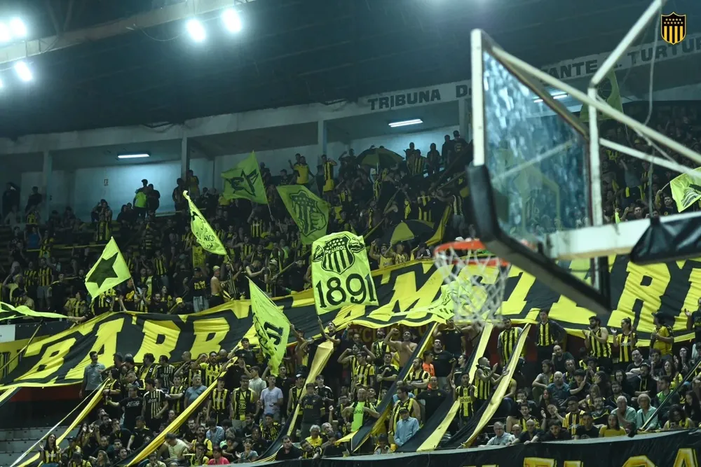 La hinchada de Peñarol en el Palacio