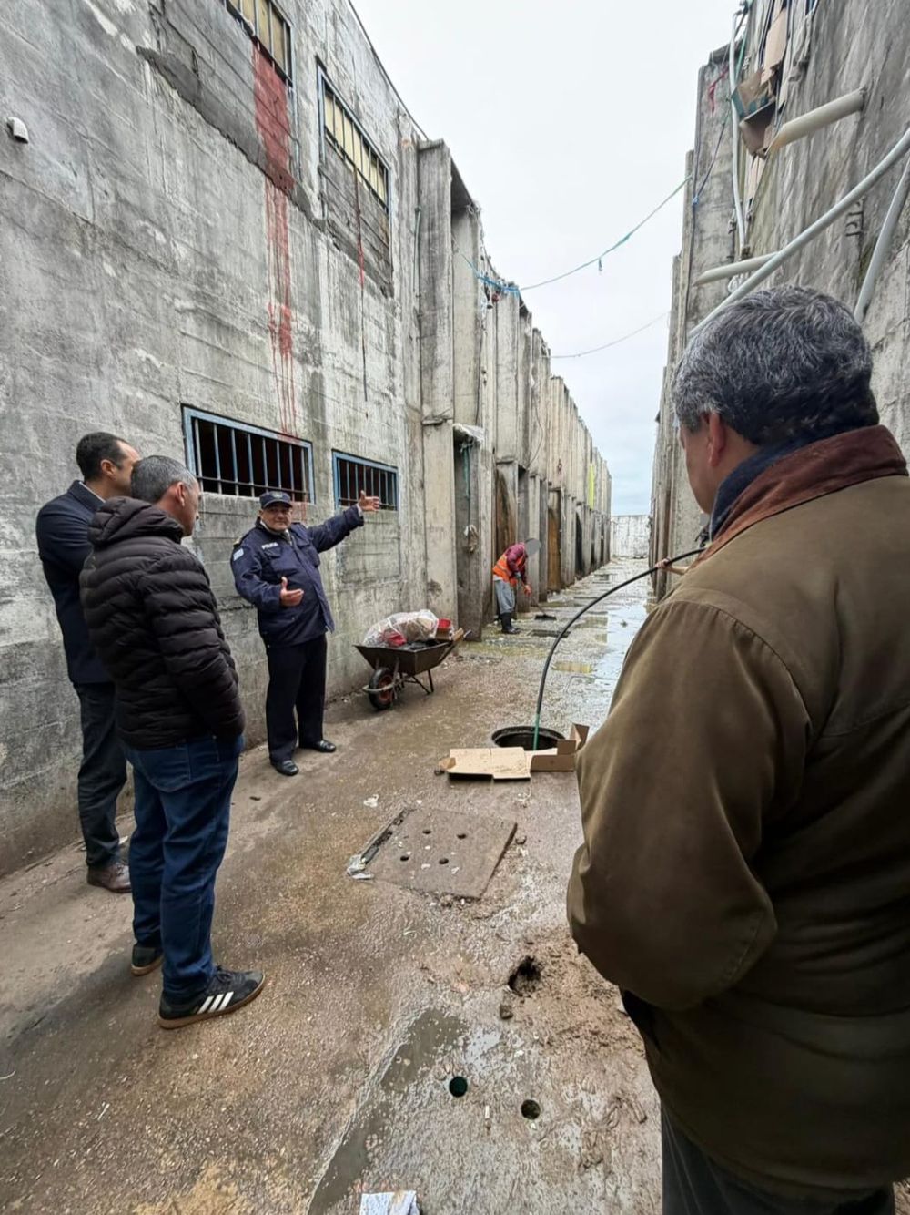 El diputado Federico Cassareto y la diputada Marita Araújo recorrieron las instalaciones de la cárcel de Las Rosas, donde la cantidad de presos supera los cupos del establecimiento.