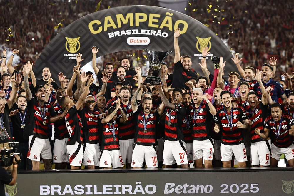 Giorgian de Arrascaeta levanta la copa y Flamengo celebra la obtención del Brasileirao