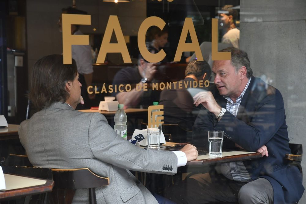 Lacalle Pou y Delgado en el bar Facal