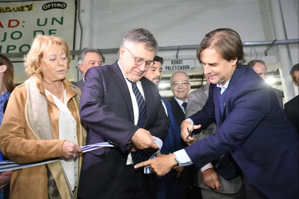 Lacalle corta la cinta de la planta de Cousa