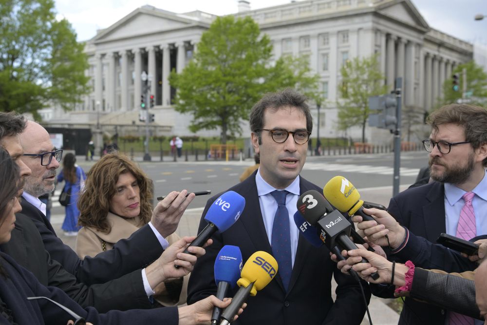 El ministro de Economía, Carlos Cuerpo, habla con periodistas en Washington.EFE&nbsp;