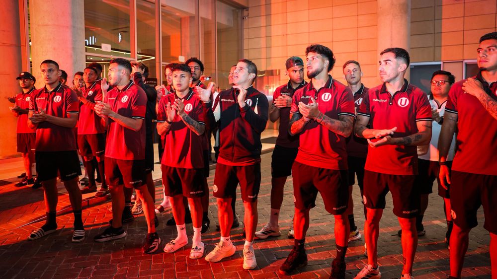 Los jugadores de Universitario en un banderazo en la previa del partido ante Nacional