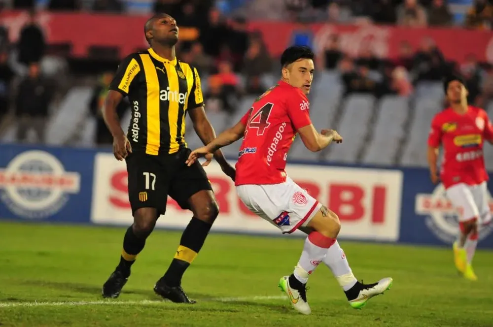 Erick Cabaco cuando marcó a Zalayeta en el pasado partido entre Rentistas y Peñarol