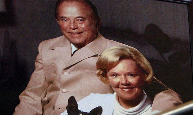 "Me quedé atónito por su rubia belleza", escribió Ray recordando el momento en el que conoció a Joan. "Sí, estaba casada. Como yo también lo estaba, la chispa que surgió cuando nuestras miradas se cruzaron tuvo que ser ignorada, pero nunca la olvidé".