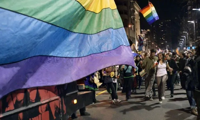 Justicia prohíbe marchas de orgullo gay durante el próximo siglo
