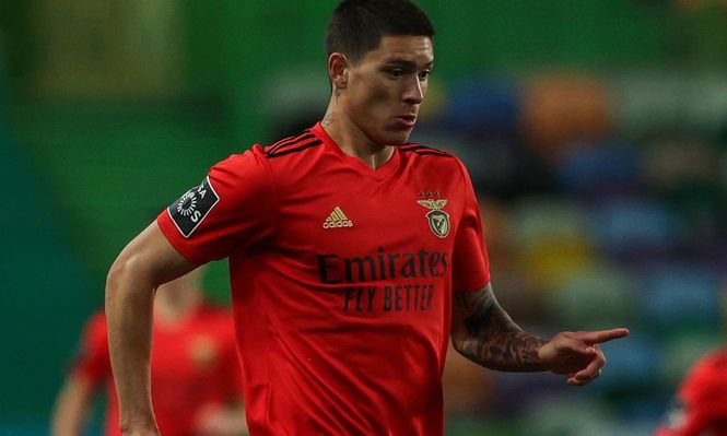 Darwin Núñez con la cabeza rapada jugando con Benfica de Portugal