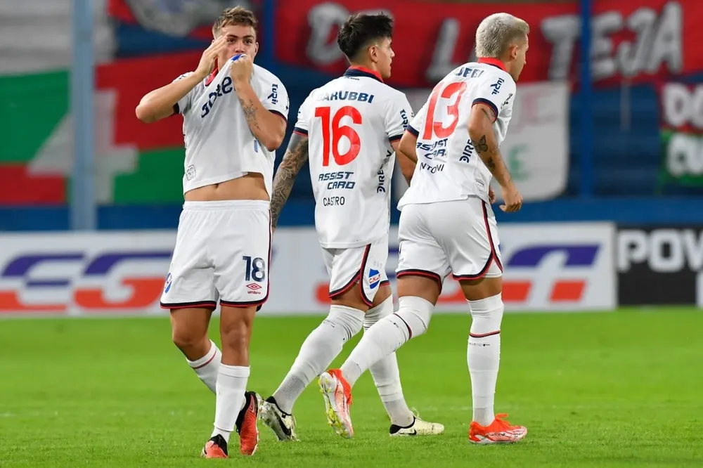 Jeremía Recoba festejó como pudo su golazo