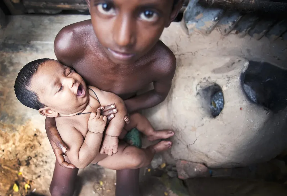 Dos niños en los suburbios de Dhaka, capitañ de Bangladesh