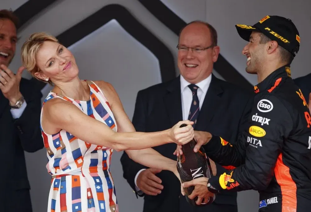 Daniel Ricciardo con los príncipes en Mónaco tras su victoria