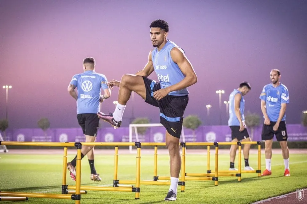 Araujo sigue entrenando con la celeste, ahora, en Qatar