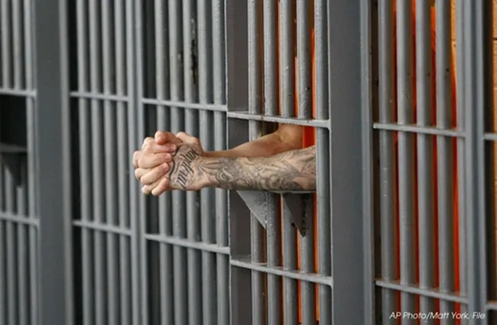 La cárcel es una condena incluso fuera de ella