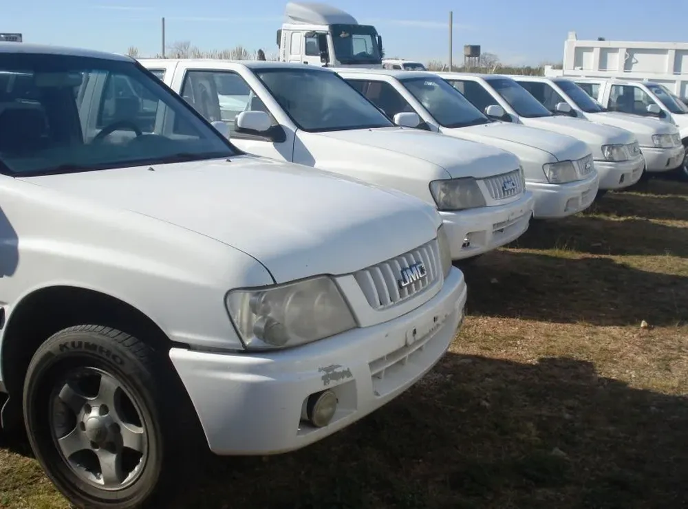 La mayoría de los vehículos son de las marcas EFFA y JMC 10- y 18 camiones JMC NKR Pic Up full –año 2010-.También se rematarán un camión JMC con cabina y volcadora full –año 2010, cinco camionetas JMC Yumba (vidriadas) diesel –años 2010 y 2011- y dos camionetas EFFA doble cabina diesel 4x2 full –de 2010 y 2011-.Dentro de las condiciones que exige el remate, los compradores tendrán que abonar el 30% de su oferta, y se suma a este porcentaje un 14% que corresponde a comisión e impuestos. El saldo del total de los vehículos adquiridos, y el retiro de las unidadades, tiene como plazo el día 23 de julio inclusive.Todos los vehículos que serán subastados tienen documentación al día, y además no presentan deudas ante ninguna entidad.El rematador Mario Suhr dijo a El Observador que la subasta es atractiva, porque ofrecerá la posibilidad de adquirir unidades en optimas condiciones. El martillero agregó que los compradores que deseen financiar sus adquisiciones, pueden consultar que planes de pago se ajustan a las compras efectuadas.La subasta será el próximo jueves 16 a la hora 11, en Camino Carrasco esquina Alberto Zum Felde. Por más información, los lectores pueden comunicarse con la empresa a través del teléfono 2600 8334 o ingresando a la página web www.mariosuhr.com.Próximos rematesEn la actividad a futuro, el rematador Mario Suhr comentó que próximamente, en fecha aún por confirmar, la firma llevará adelante la subasta de varios ómnubus, esto por la renovación de flota de una empresa de transporte nacional. Los detalles del remate se definirán en el transcurso de este mes.