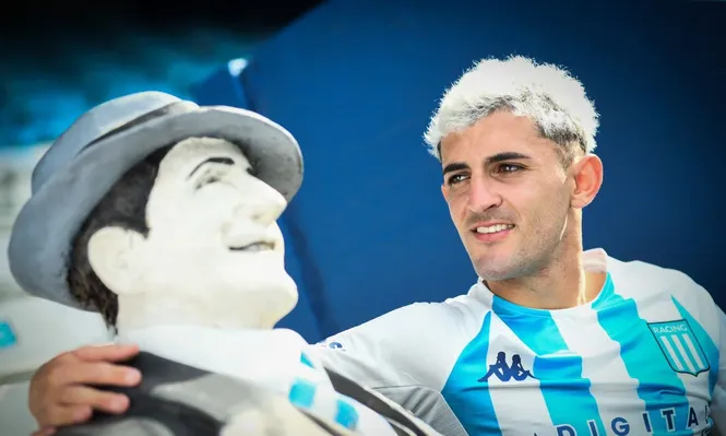 Gastón Martirena se fotografió junto a una estatua de Carlos Gardel con su nueva camiseta, la de Racing de Avellaneda