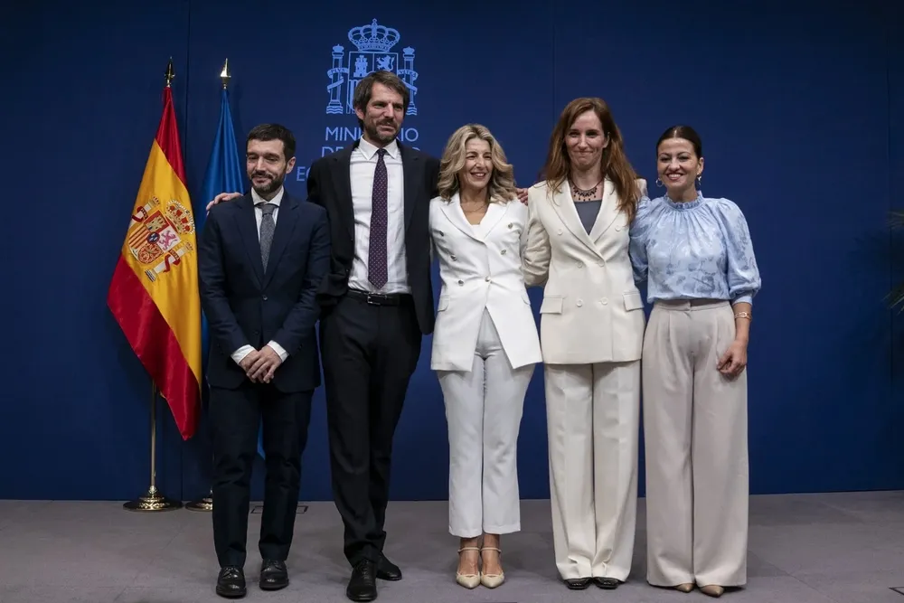 El nuevo ministro de Derechos Sociales, Agenda 2030 y Consumo, Pablo Bustinduy; junto a otros funcionarios.