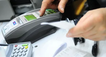 Habilitan mini cajeros en comercios y para débito solo se pedirá PIN