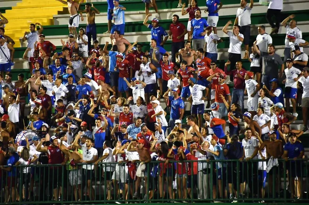 Los hinchas bolsos se hicieron sentir en Chapecó