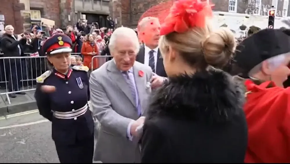 Momento en que un huevo vuela cerca del rey Charles III