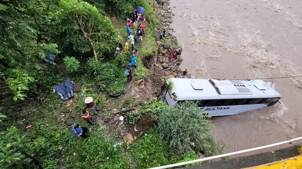 El micro, que transportaba 70 personas, quedó semisumergido en las aguas del río Higuito