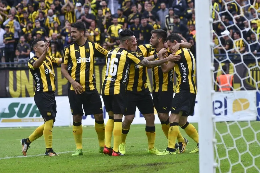 Gargano, Maxi Rodríguez, Estoyanoff y Rossi en un partido del Clausura