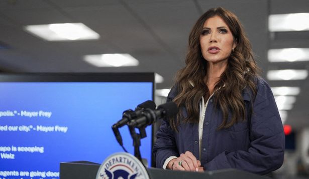 Crece la presión para que Kristi Noem deje su cargo, pero Trump sale en su defensa: Está haciendo un muy buen trabajo